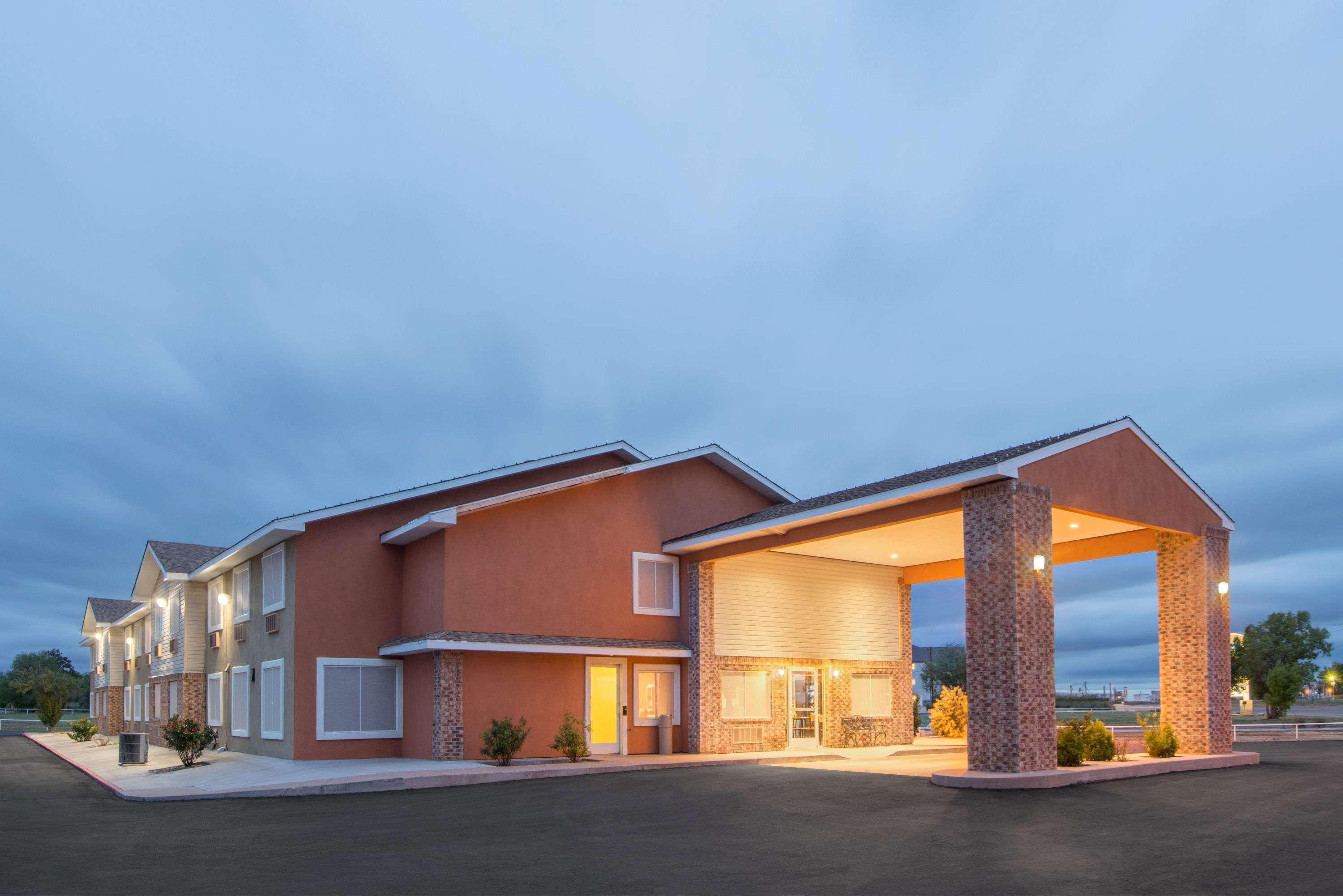 Super 8 By Wyndham Portales Motell Exteriör bild